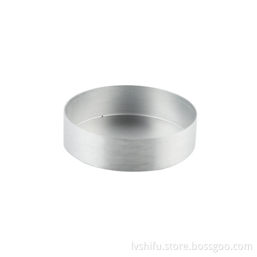 Cremefarbene Abdeckung aus eloxiertem Aluminium